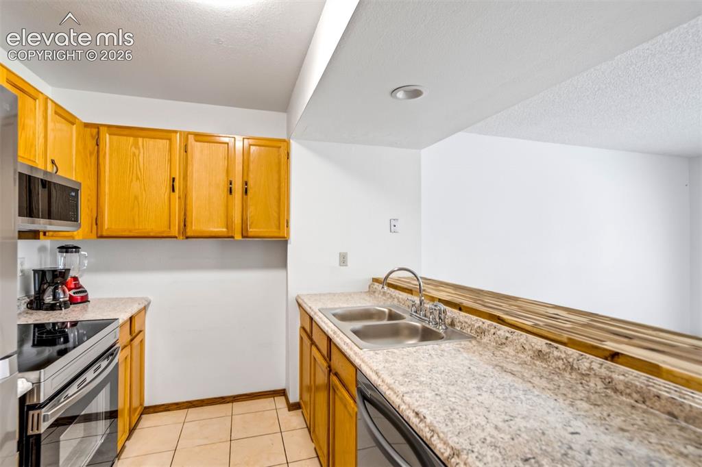 Image 12 of 49: Kitchen