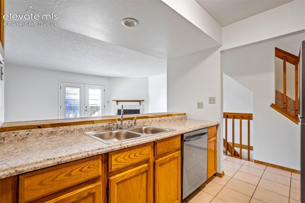 Image 13 of 49: Kitchen