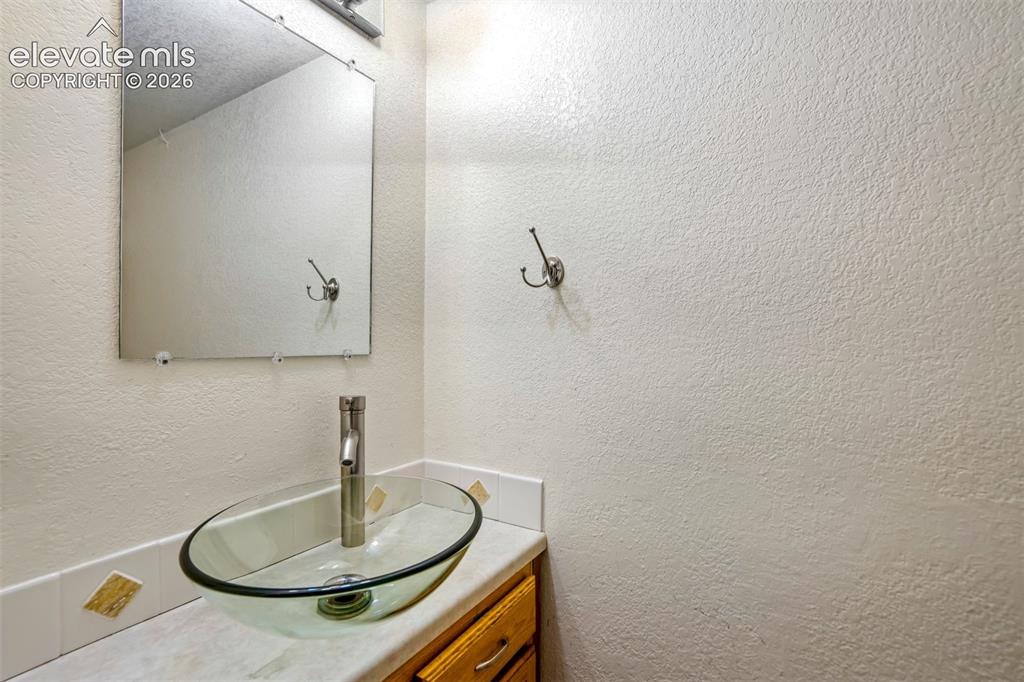 Image 35 of 49: Bathroom