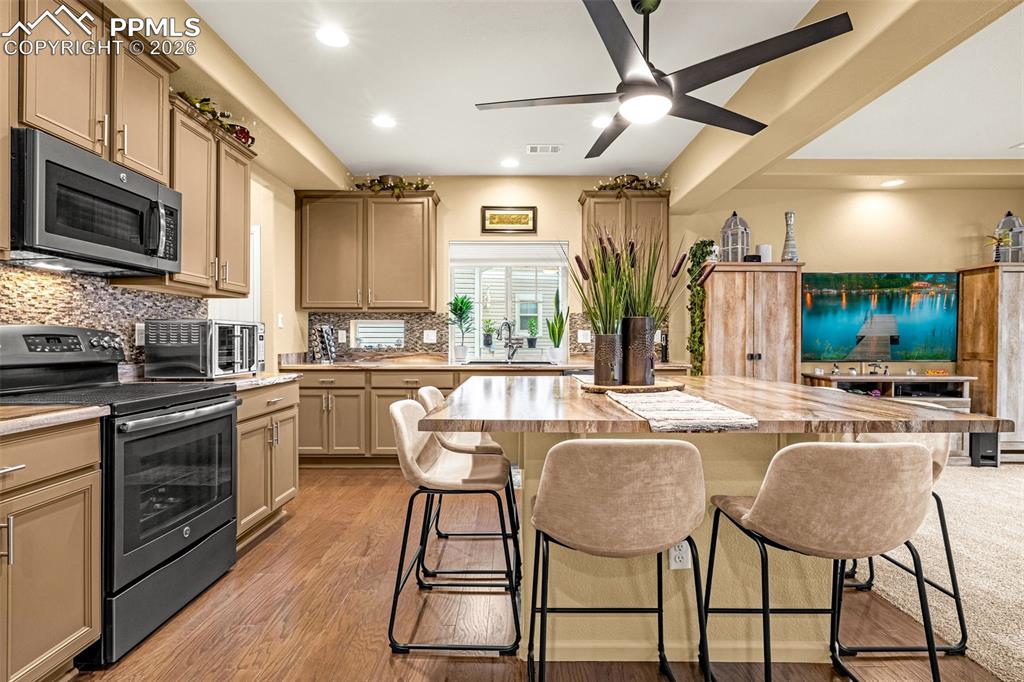 Image 10 of 42: Kitchen