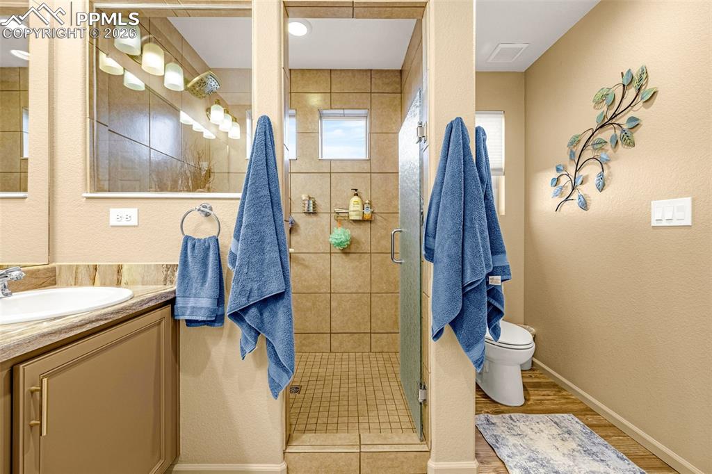 Image 23 of 42: Bathroom