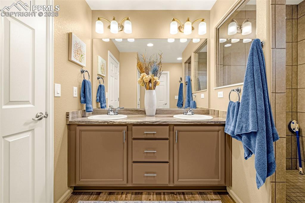 Image 24 of 42: Bathroom