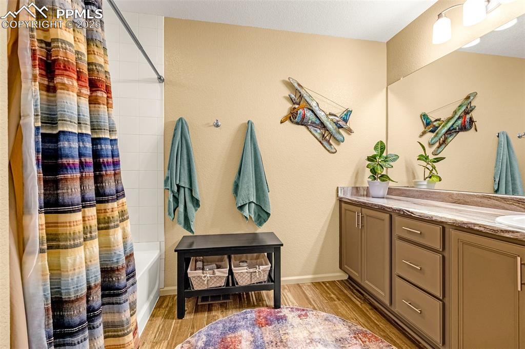 Image 28 of 42: Bathroom