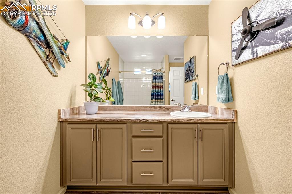 Image 29 of 42: Bathroom