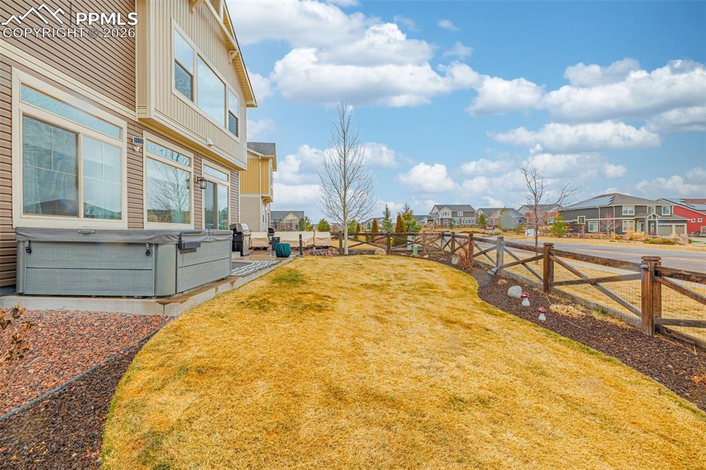 Image 32 of 42: Yard