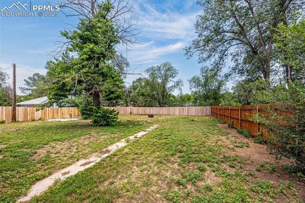 Image 17 of 17: Yard