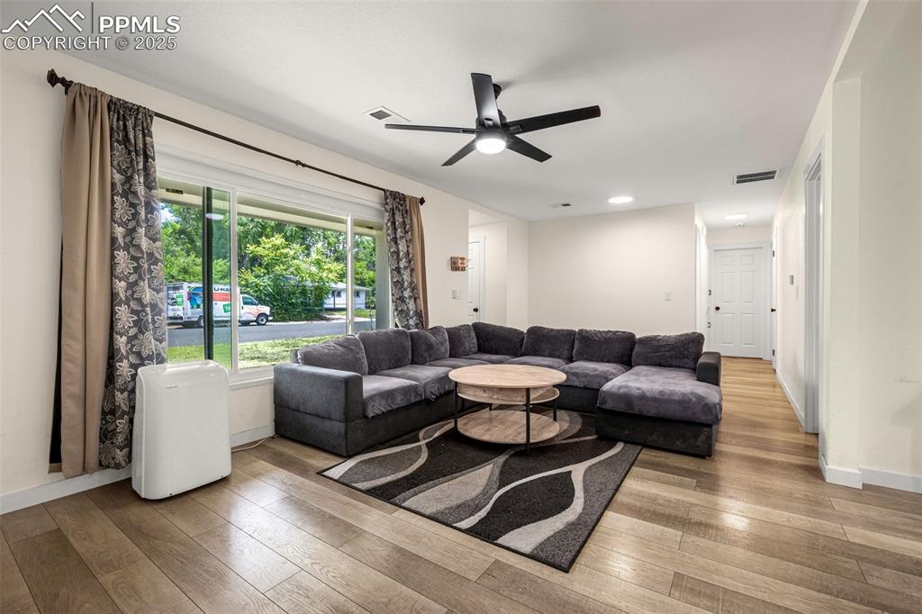 Image 4 of 17: Living Room
