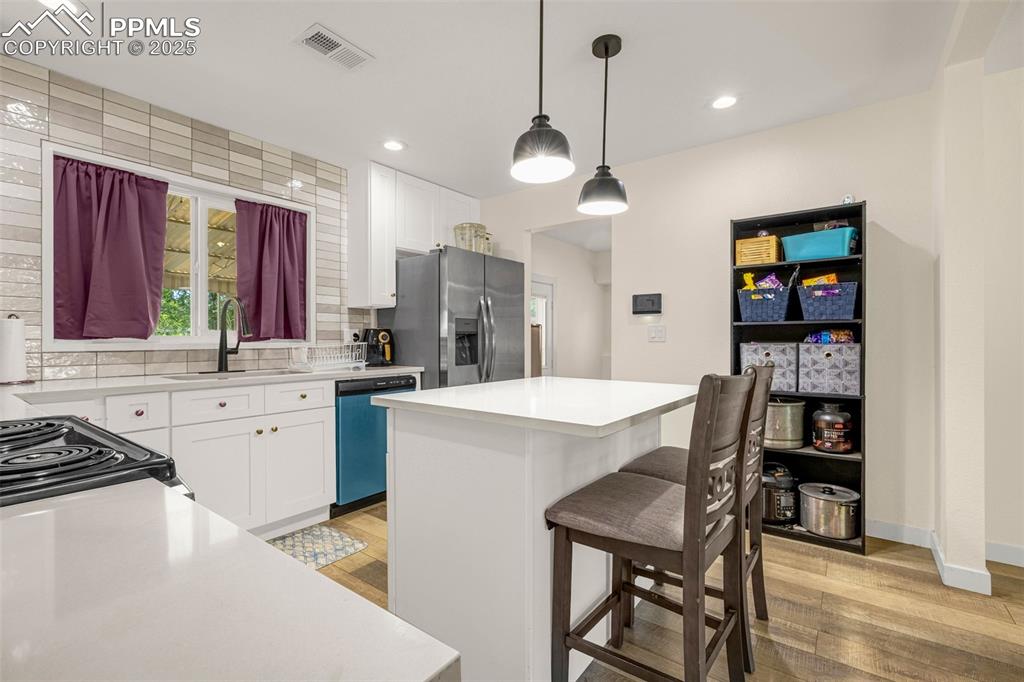 Image 7 of 17: Kitchen