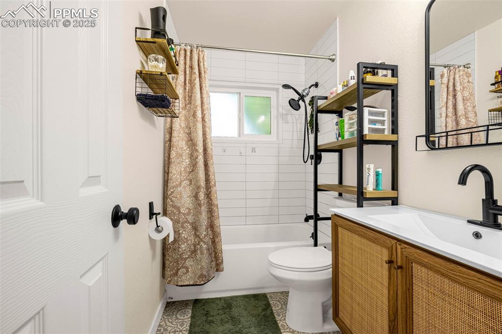 Image 9 of 17: Bathroom