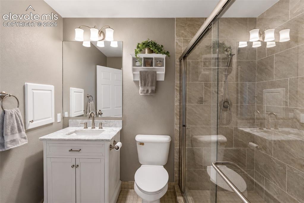 Image 15 of 50: Ensuite/common 3/4 bath (2) - main floor