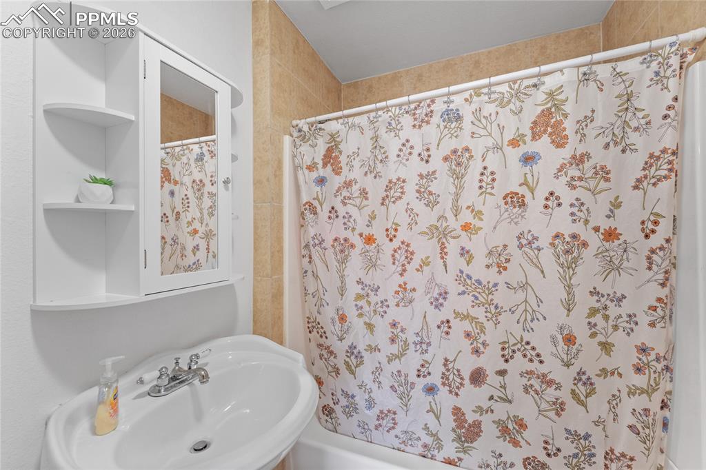 Image 19 of 35: Bathroom