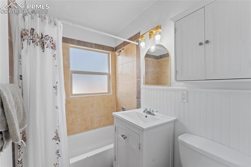 Image 22 of 35: Bathroom