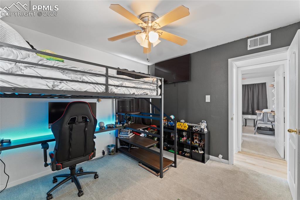 Image 25 of 35: Bedroom