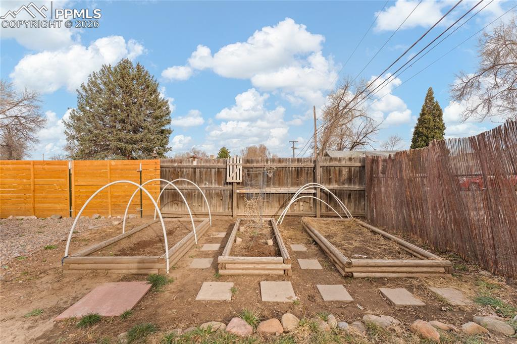 Image 29 of 35: Yard