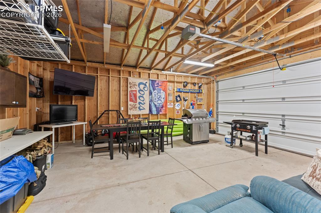 Image 30 of 35: Garage