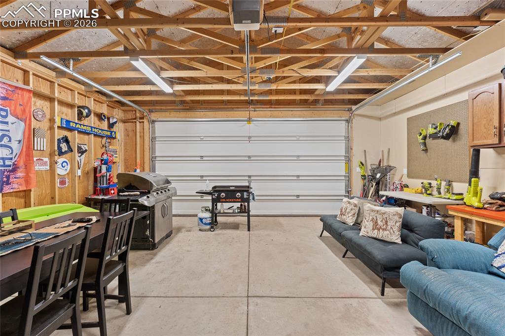 Image 31 of 35: Garage