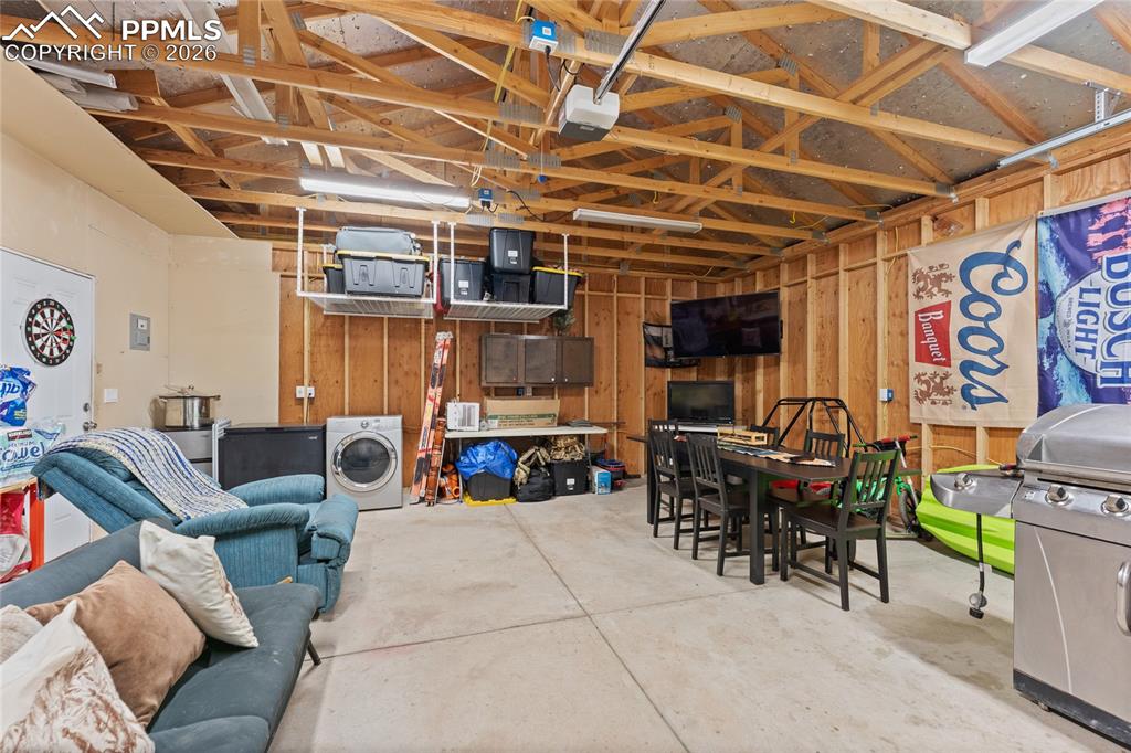 Image 32 of 35: Garage