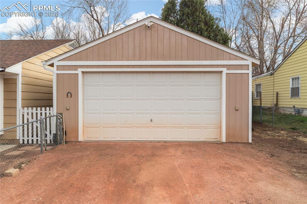 Image 4 of 35: Garage