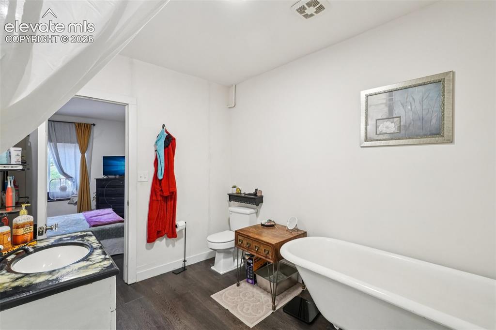 Image 10 of 42: Bathroom