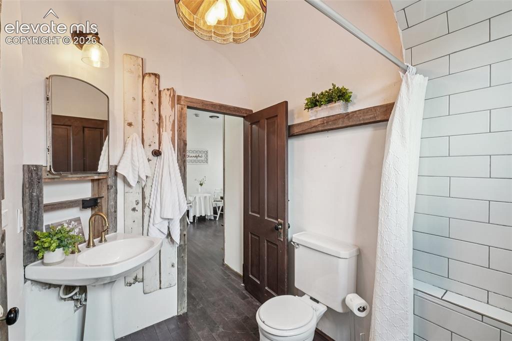 Image 40 of 42: Bathroom