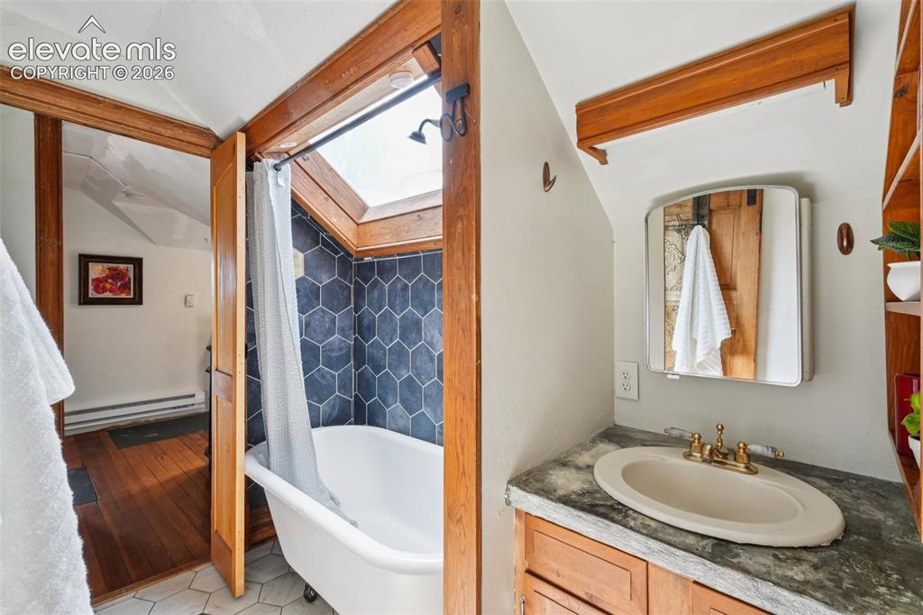 Image 42 of 42: Bathroom