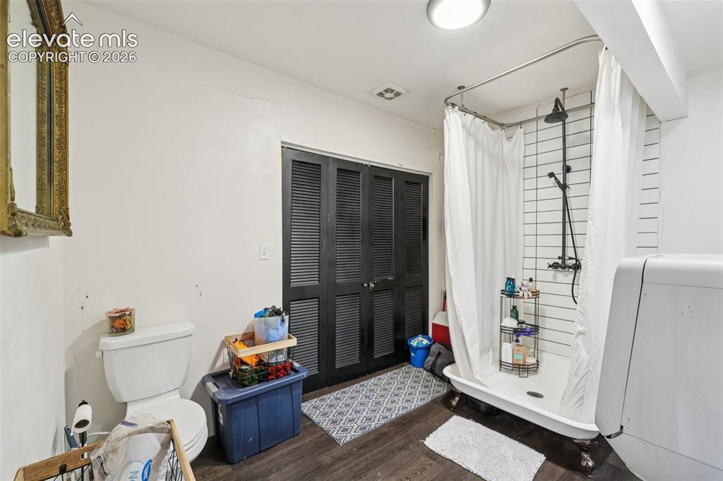 Image 9 of 42: Bathroom
