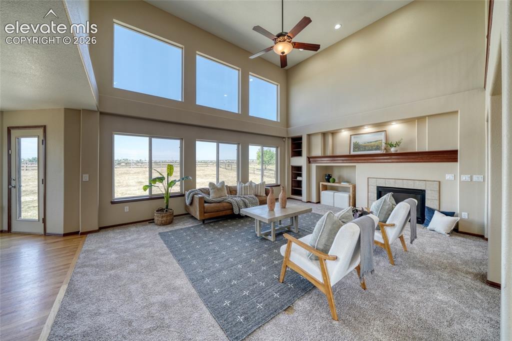 Image 18 of 50: Living Room