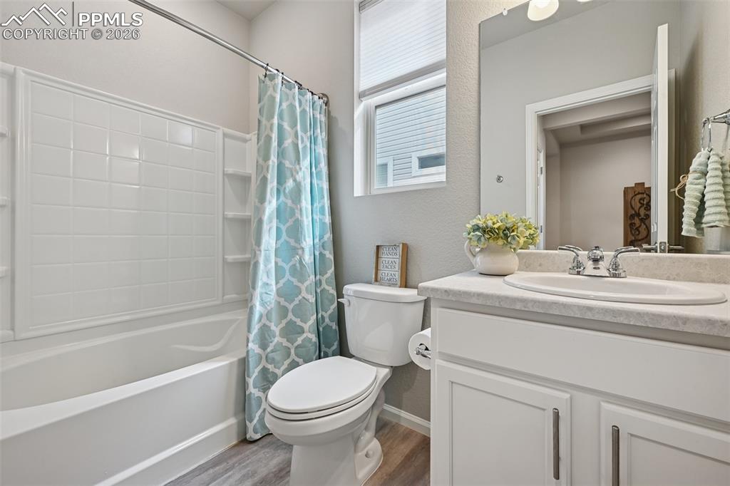 Image 18 of 32: Second bathroom  conveniently located close to the second bedroom.