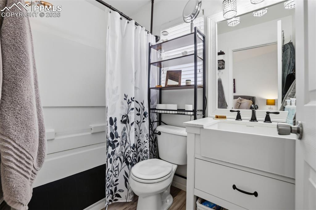 Image 18 of 32: Main bath attached 