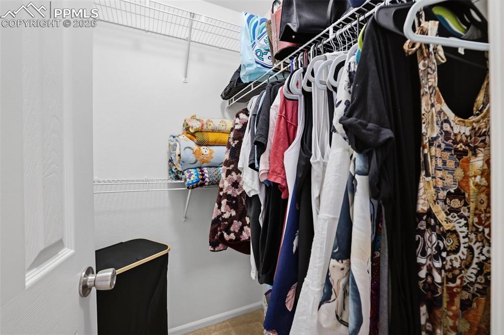 Image 19 of 32: Closet