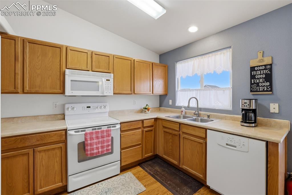 Image 6 of 32: Kitchen