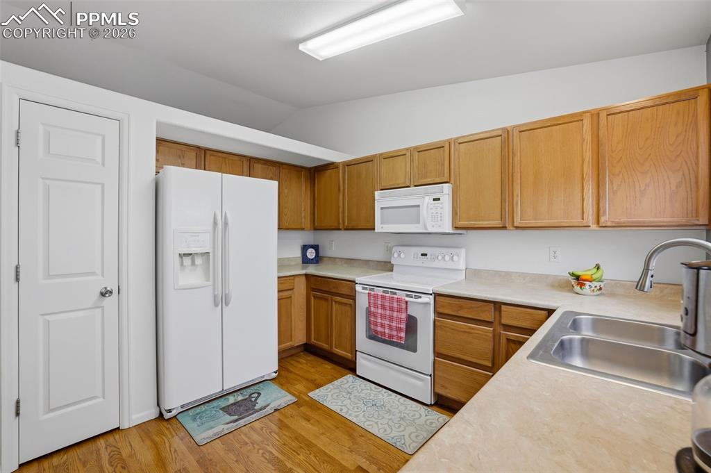 Image 7 of 32: Kitchen