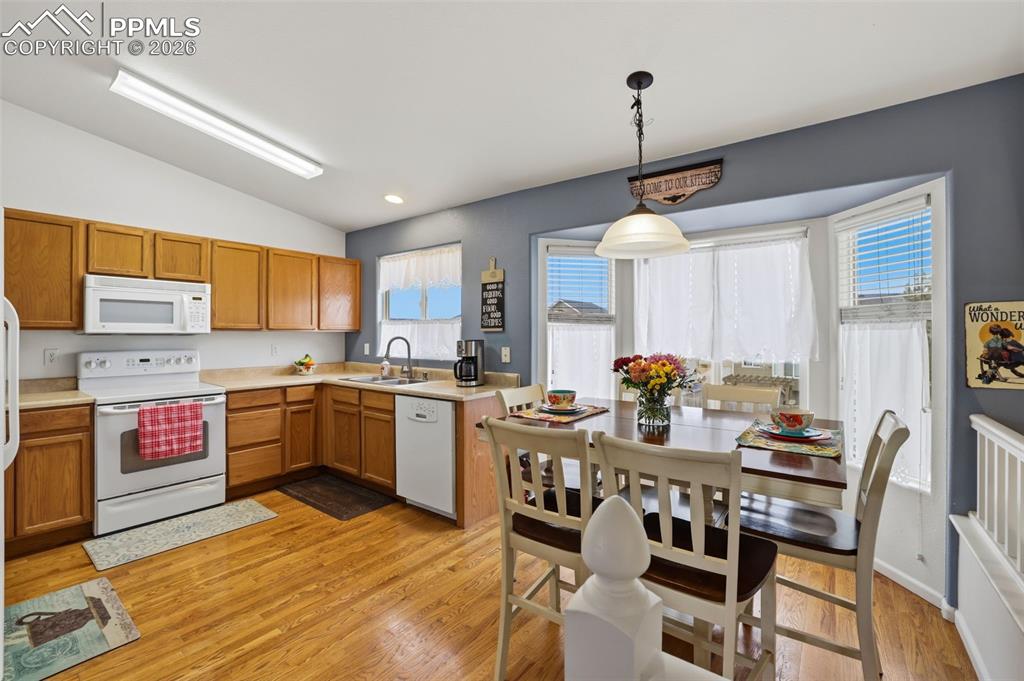 Image 9 of 32: Kitchen