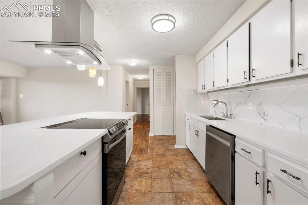 Image 14 of 43: Kitchen