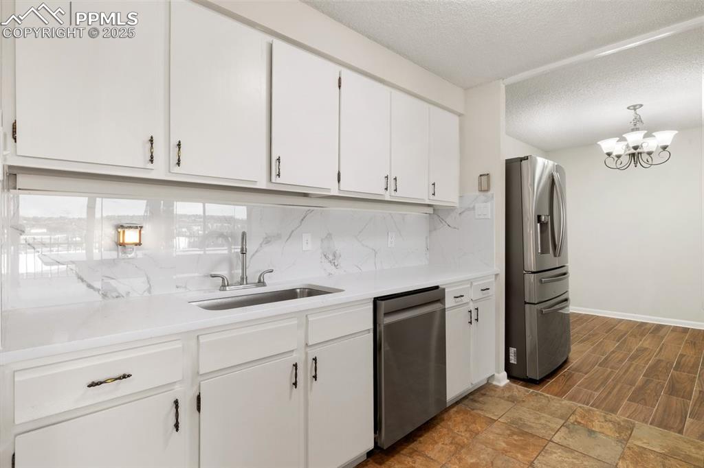 Image 15 of 43: Kitchen