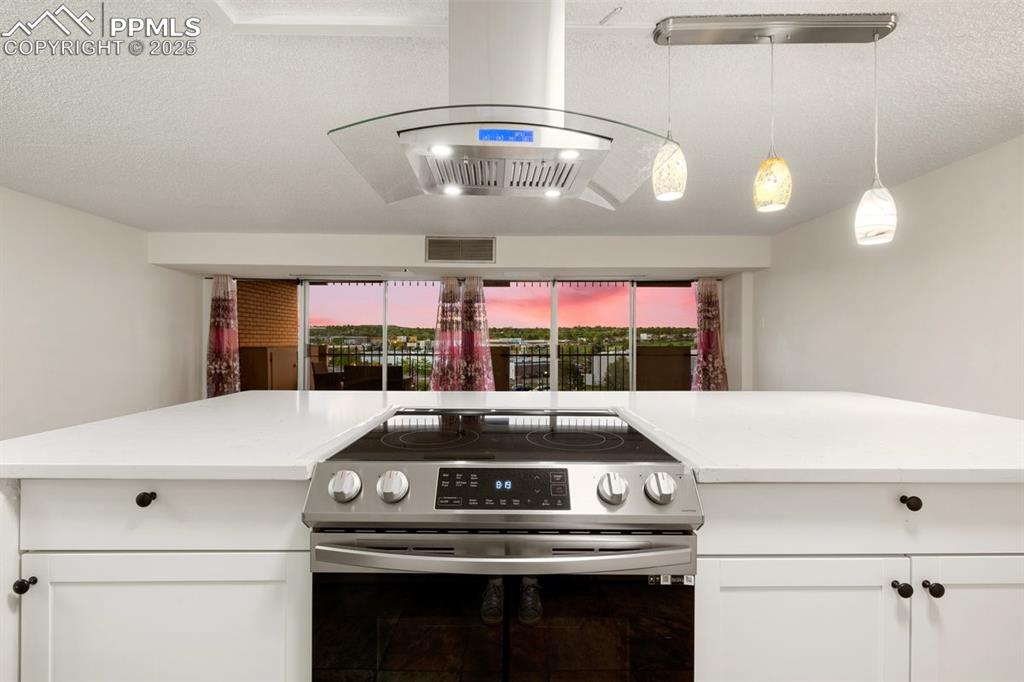 Image 16 of 43: Kitchen