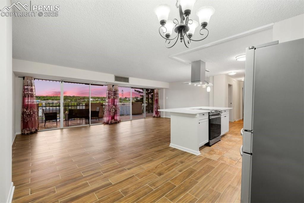 Image 18 of 43: Kitchen