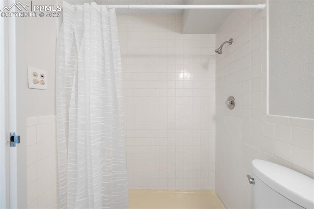 Image 23 of 43: Bathroom