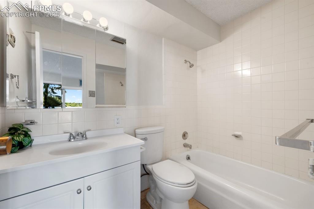 Image 26 of 43: Bathroom