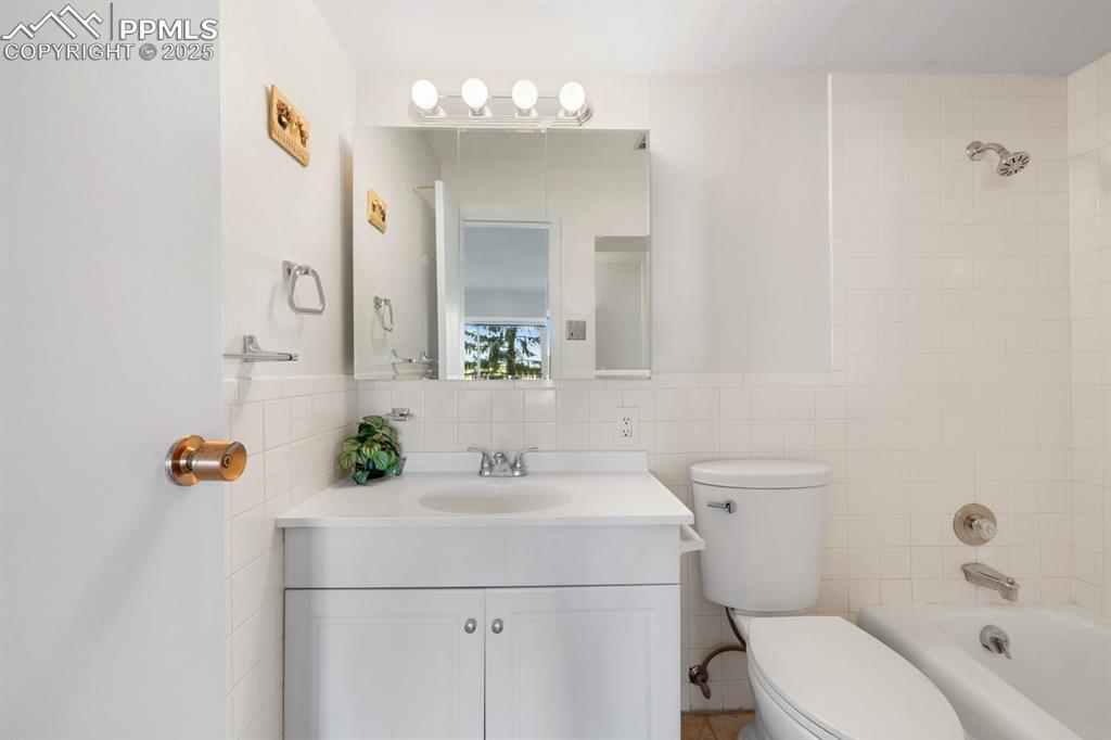 Image 27 of 43: Bathroom