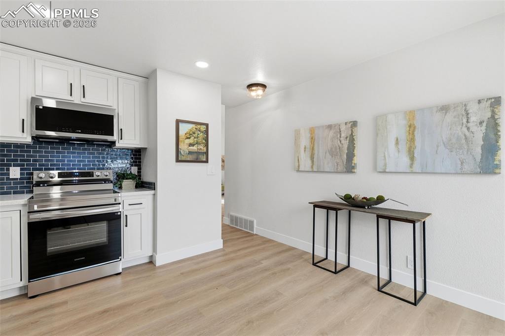 Image 12 of 32: Kitchen