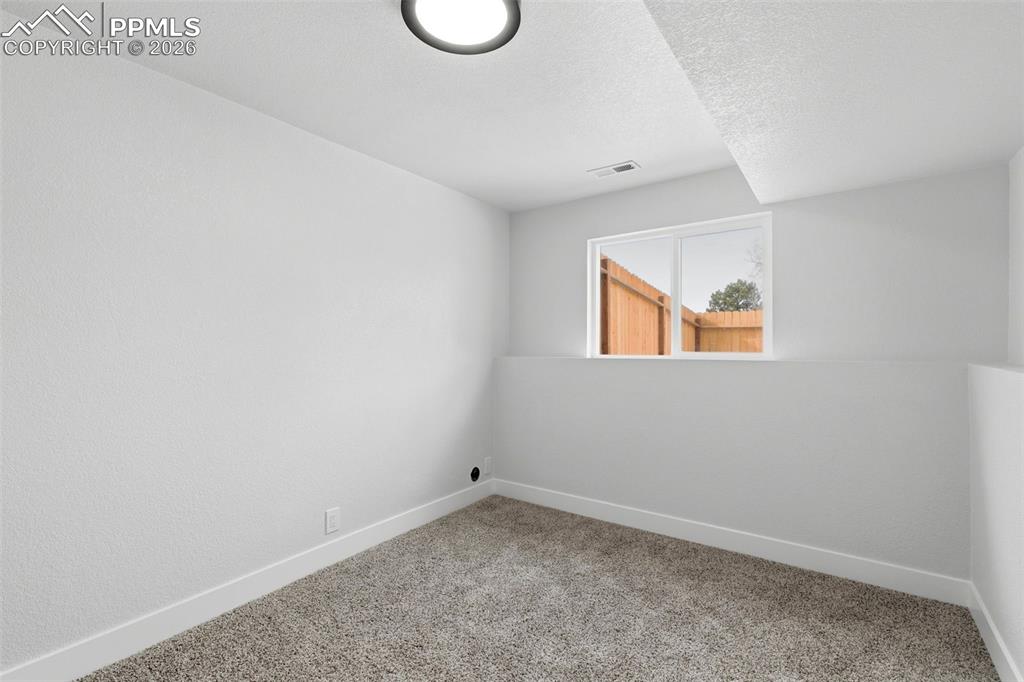 Image 26 of 32: Bedroom