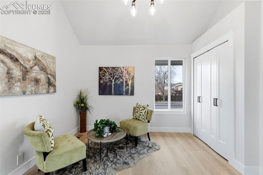 Image 7 of 32: Sitting Room