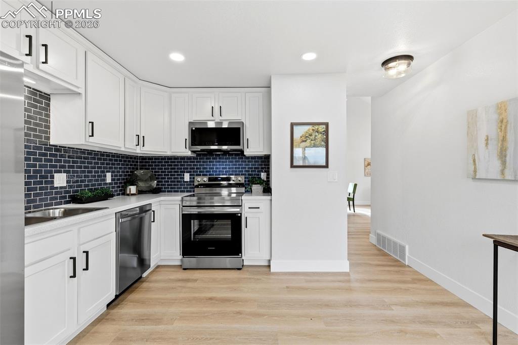 Image 9 of 32: Kitchen