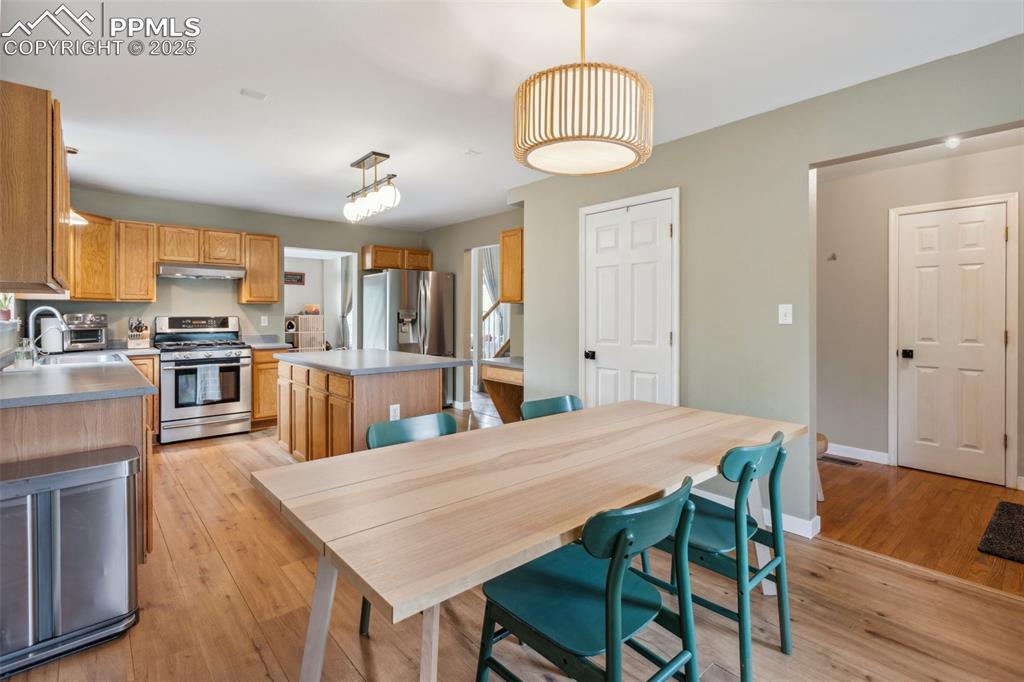 Image 13 of 37: Kitchen and breakfast area.