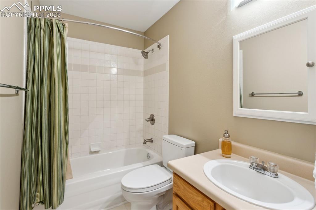 Image 20 of 37: Upper level full hallway bathroom
