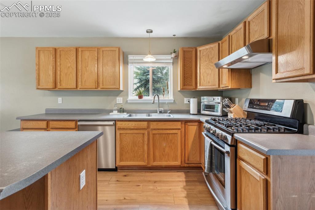 Image 5 of 37: Kitchen