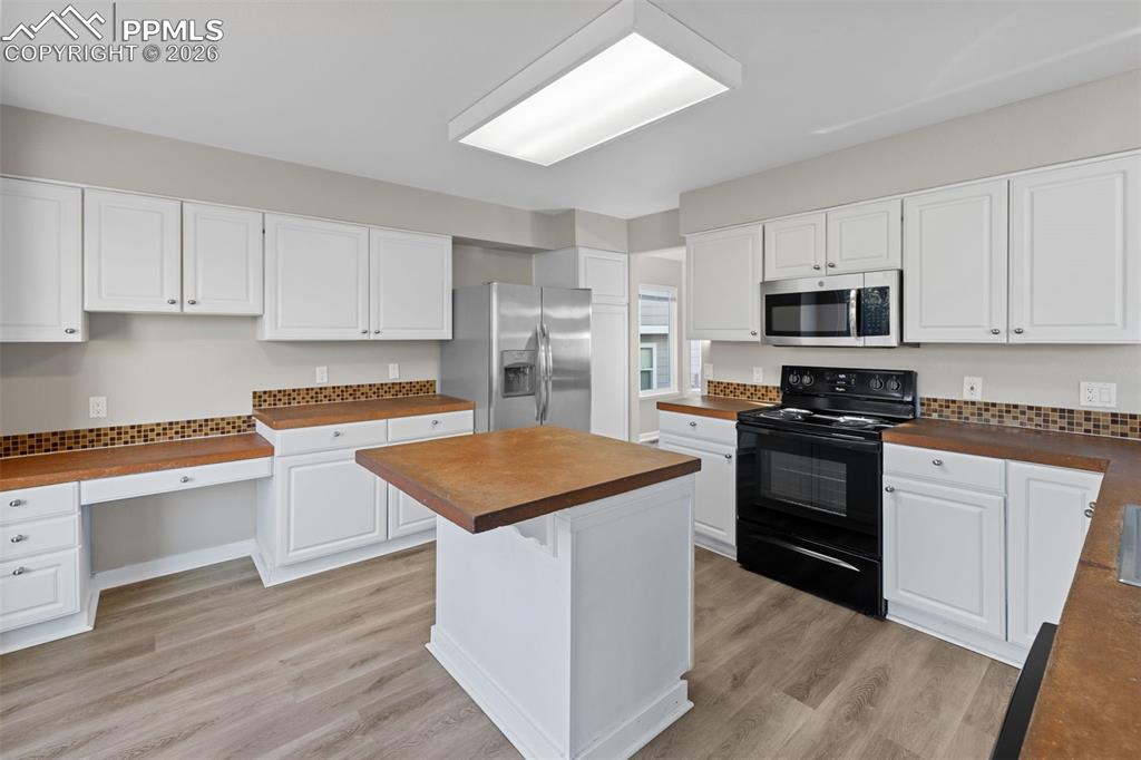 Image 10 of 50: Dining Room