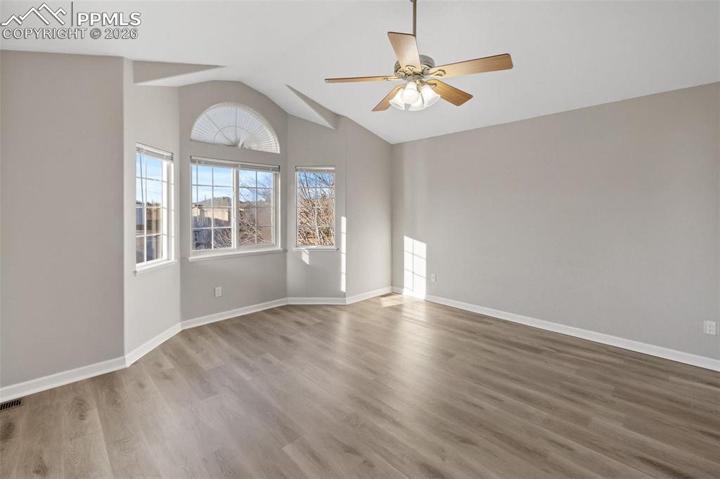 Image 21 of 50: Bedroom