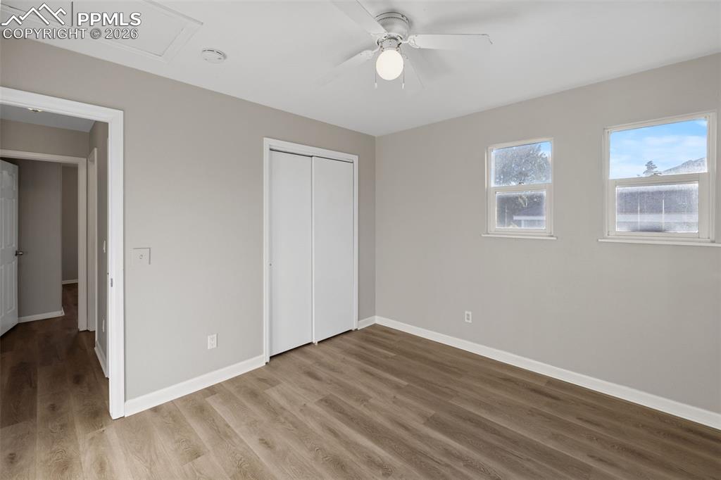 Image 31 of 50: Bedroom